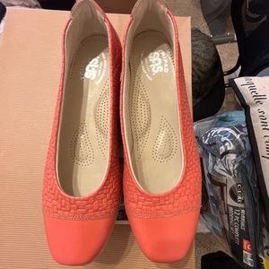 Women’s 8.5 narrow SAS shoes/flats